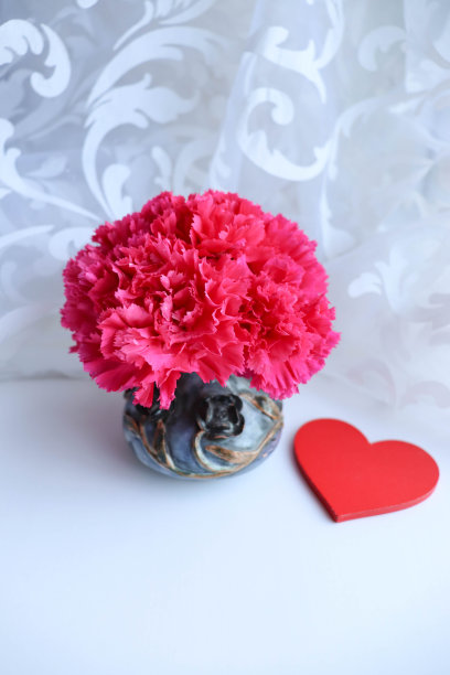 一束鲜花，信封和放置文字的地方图片下载