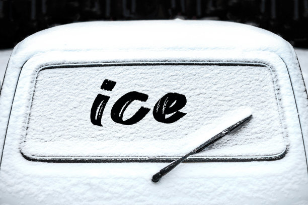 后车窗有雨刷在雪里图片下载