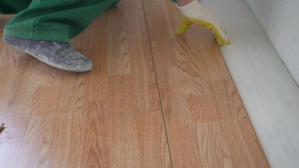 几层压板的颜色与木材相同。在树下安装层压板。橡木色的拼花地板。简易快速安装地板-连接层压锁- DIY浮动地板图片下载