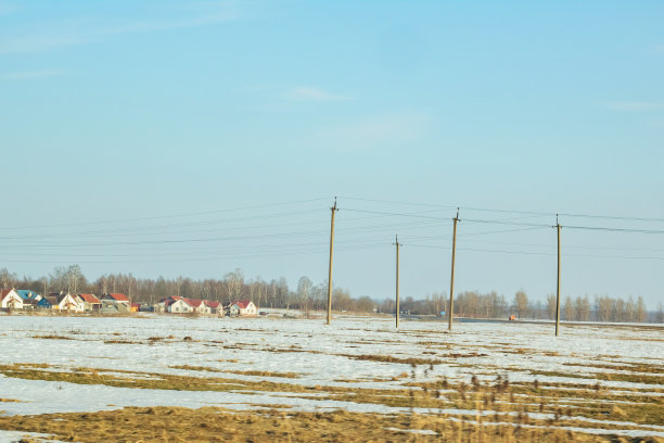 冬季阳光明媚的风景，田野森林和房屋图片下载