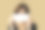年轻女子的肖像持有空白白纸标签。图片下载