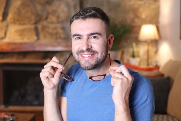 人使用周转磁阅读眼镜图片下载