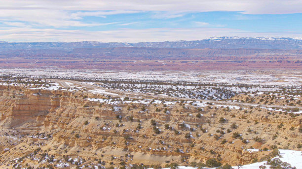 图片:货运卡车沿着峡谷边的风景优美的公路行驶图片下载