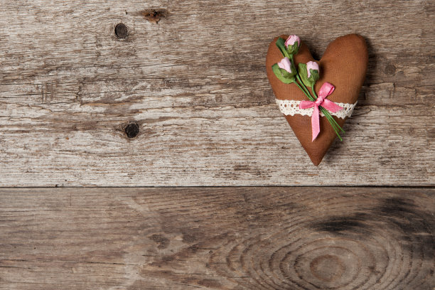 柔软的心与粉红色的玫瑰在一个木制的背景布图片下载