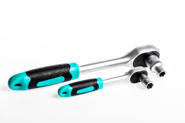 钢制的，没有打滑螺纹手柄，你可以抓住他们，而不滑动。套筒扳手扳手白色背景。套筒扳手螺母棘轮旋钮关闭。棘轮扳手。棘轮的工具图片下载