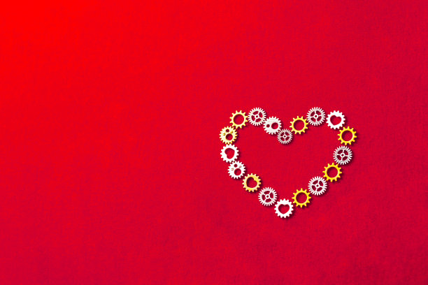 心形齿轮制成，红色背景图片下载