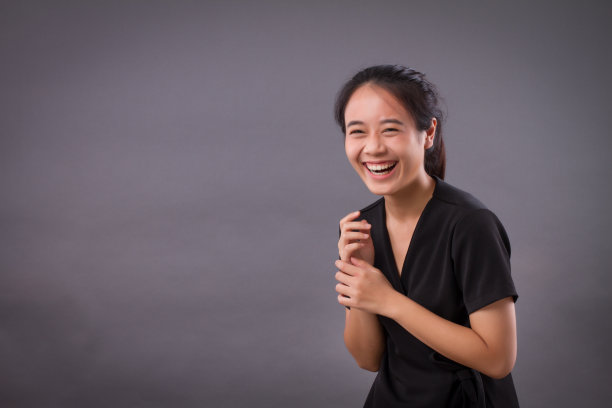 亚洲女人的肖像，快乐的面部表情图片下载