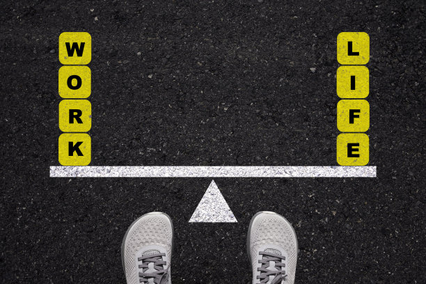 男人站在柏油路上平衡工作和生活。图片下载