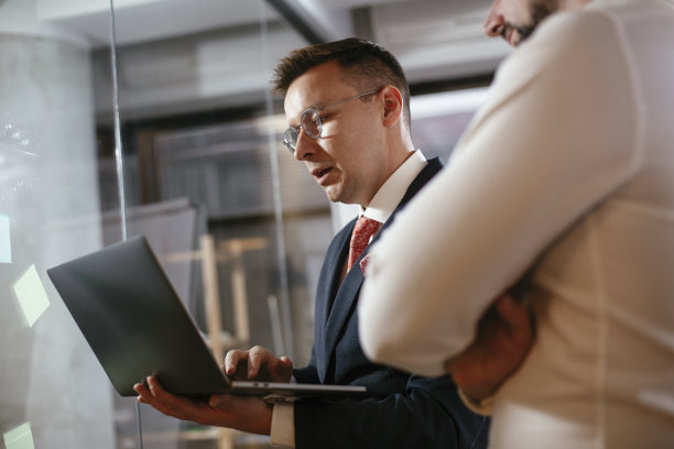 同事们在会议室制定商业计划。图片下载