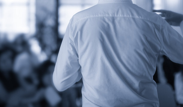 会议照片：观众与演讲者发表演讲图片下载