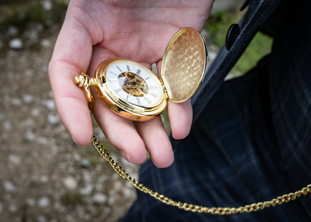 黄金怀表和表链打开在手上检查时间户外图片下载