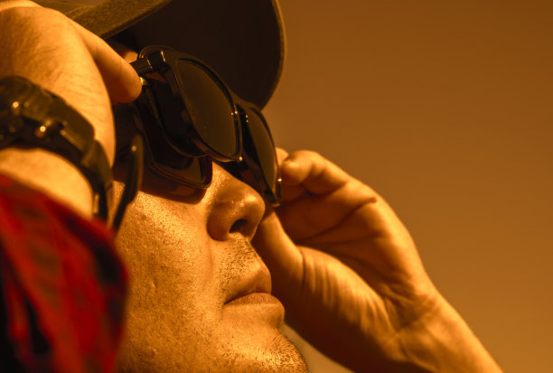 人类正透过三副太阳眼镜观看日食。太阳eclipse概念。图片下载