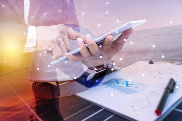 一个使用平板电脑的商人。科学太阳能，工程师工作检查图片下载