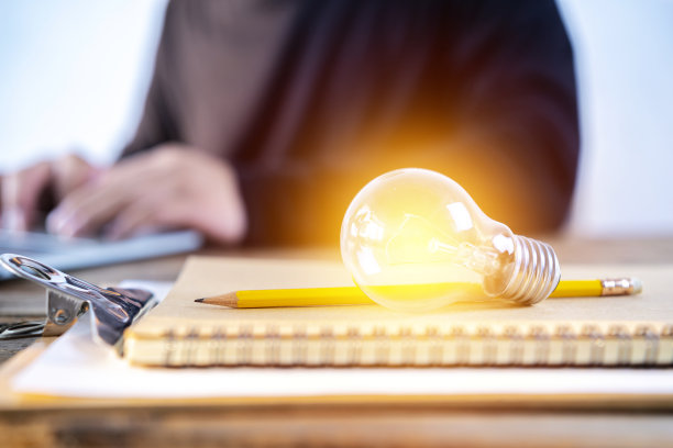 把灯泡放在书本上，用来阅读，获取知识，发现新思想图片下载