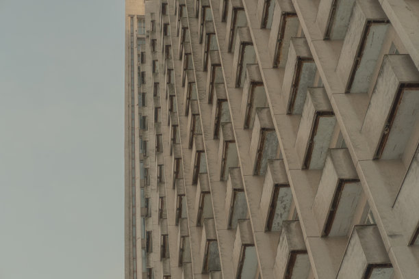 废弃的建筑映衬着干净的天空。图片下载