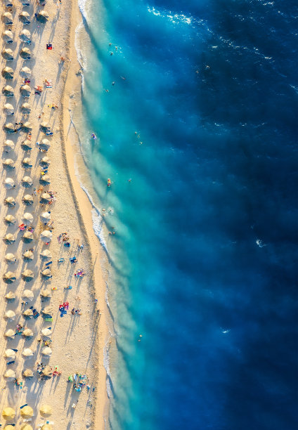 地中海。海滩和伞的鸟瞰图。假期和冒险。海滩和蓝色的海水。俯视图从无人机在海滩和蔚蓝的海。旅游放松形象图片下载