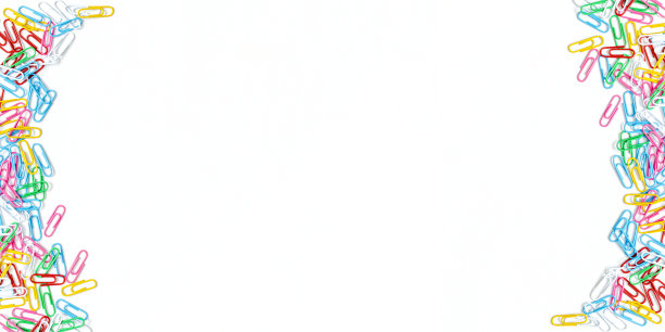 文具彩色回形针在白色背景。放置你的文本。图片下载