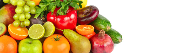 各种水果和蔬菜孤立在白色背景上。文本的空闲空间。宽的照片。图片下载