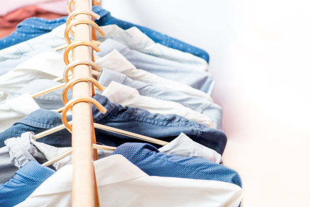 衣架上有很多不同的衣服。本空间图片下载