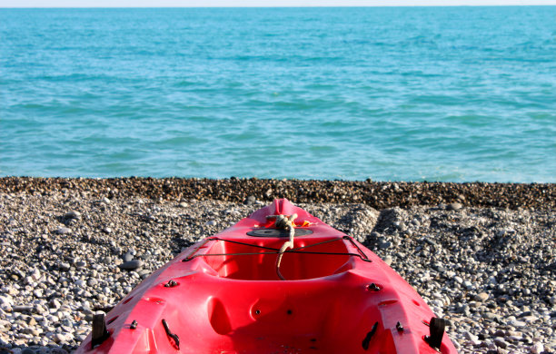 海边有一条红船图片下载