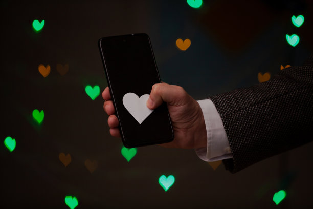 男人手持电话和纸心图片下载