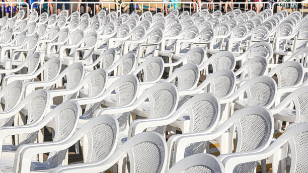 一排排白色塑料椅子陈列在街道上，供节日音乐会的观众使用图片下载