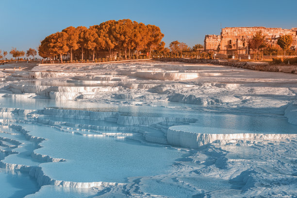 棉花堡：土耳其和中东的主要自然奇观，拥有富含热水的白色石灰华，是吸引数千游客的热门旅游景点。图片下载