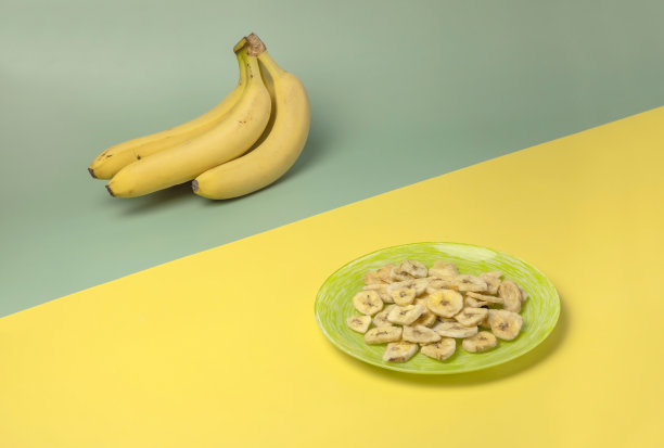 黄色背景的香蕉片，绿色背景的香蕉。健康的食物图片下载