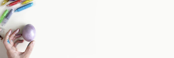 背景上有颜色的复活节彩蛋图片下载