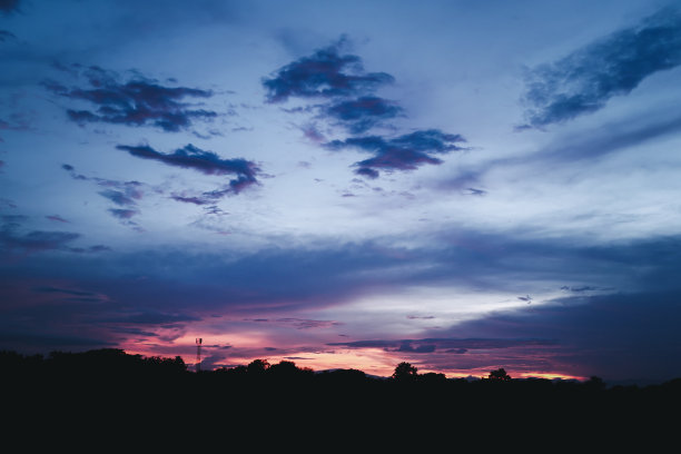 日落时五颜六色的天空。美丽的天空在缠绕光时间。日落的天空背景。图片下载