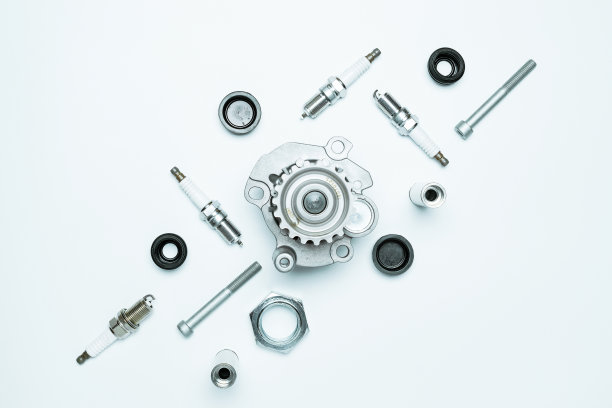 汽车服务。白色背景上的汽车机械备件或汽车零件。一套新的金属汽车零件。带文本空间的维修和车辆服务。图片下载