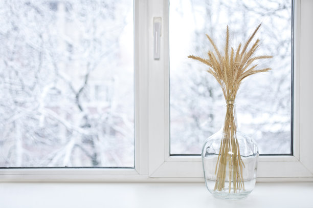 麦穗插在窗台上的玻璃花瓶里图片下载