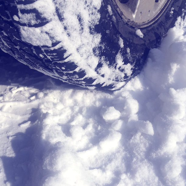 雪地里的车轮，跟在车轮后面图片下载