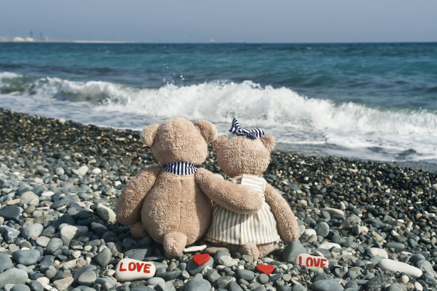 石海海滩上一对相爱的泰迪熊图片下载