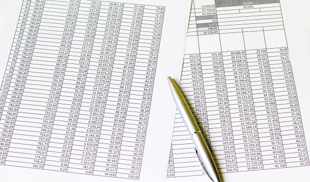 白色背景上的财务文件和笔图片下载