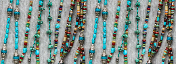 水平可重复的旗帜粗麻布与绿松石和银珠链-背景图片下载