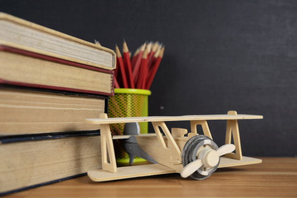 为历史教育和纪念莱特兄弟日，图书馆旧书上的飞机模型图片下载