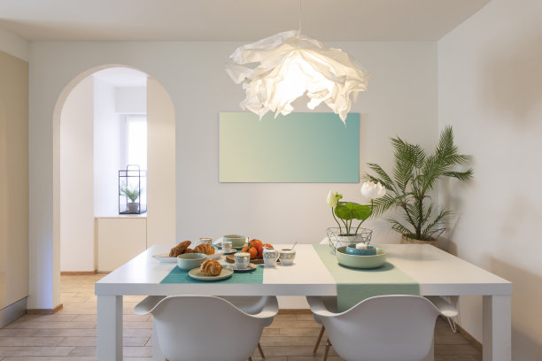 优雅和浪漫的白色桌子准备早餐奶油蛋卷，杯咖啡和水果图片下载