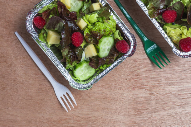 健康的素食主义者带走铝容器中的沙拉图片下载