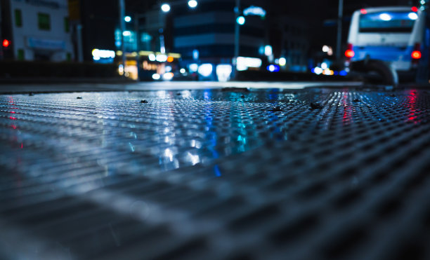 抽象的夜晚背景与闪亮潮湿的街道图片下载