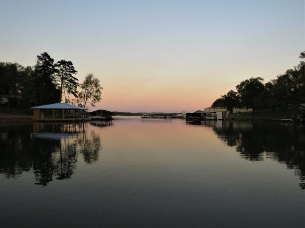 傍晚湖泊清澈图片下载