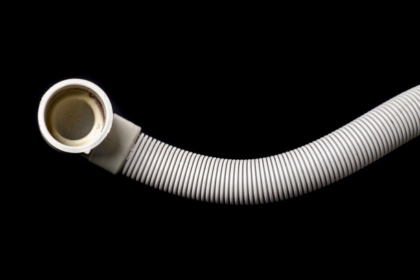 排水管从洗衣机。修理水和污水系统的水管工的配件和备件。黑色背景。图片下载