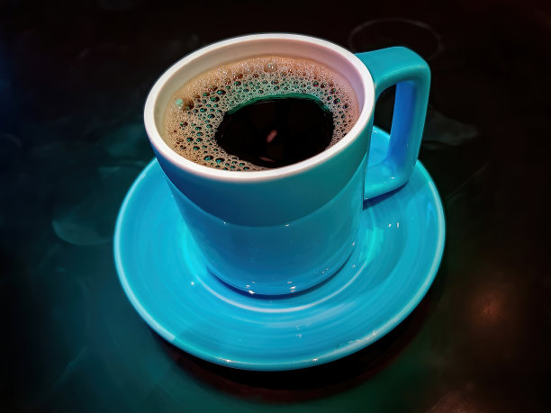 一杯咖啡在咖啡桌上图片下载