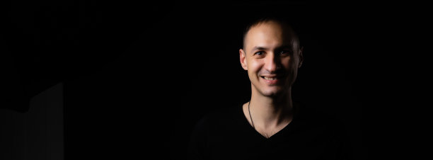 一个男人的肖像黑色背景图片下载
