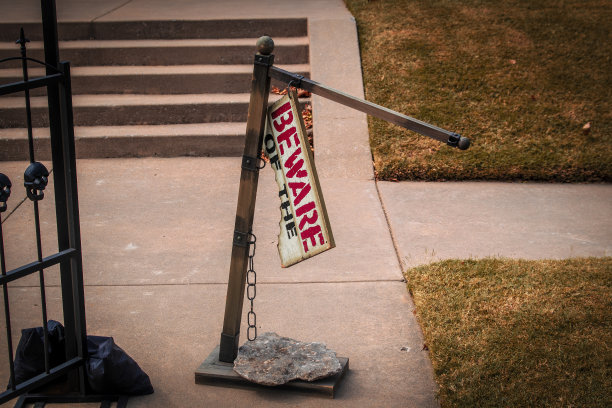 keep out the monsters万圣节装饰-破碎sidn说当心……10月的一天，住宅室外的台阶给它咬了一大口图片下载