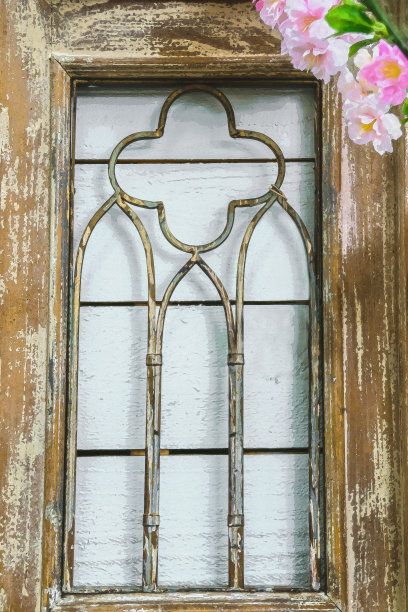 插图或绘画的旧风化窗户与金属格栅插入，看起来像拱形窗户和云倚在白色油漆墙与粉红色的花在角落图片下载