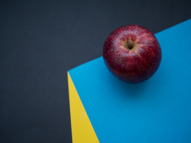 彩色的背景与红苹果。概念背景图片下载