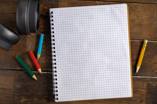 空白记事本与复制空间的木制背景与彩色铅笔和耳机图片下载