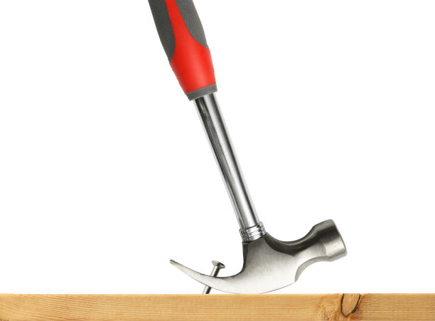 羊角锤从白色背景的木板上拔出一颗钉子的孤立镜头图片下载