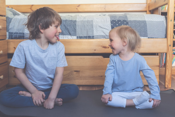 孩子们在卧室里做在线瑜伽图片下载